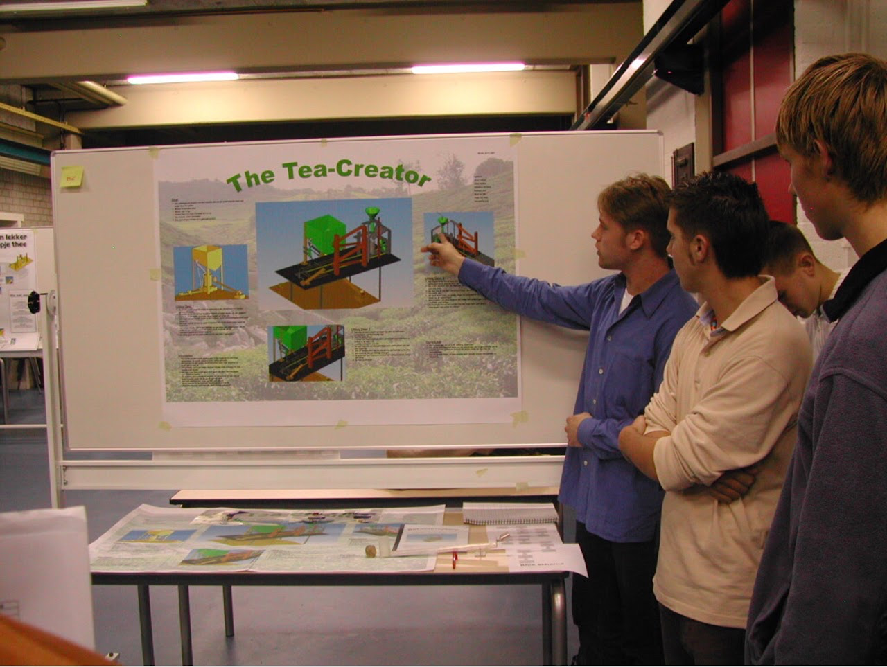 Studenten presenteren het ontwerp van The Tea-Creator op een technische poster.